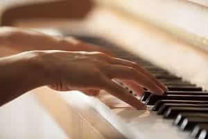 hands playing the piano